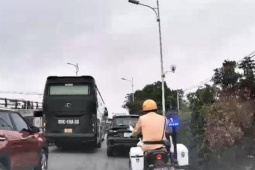 Đau quặn bụng trên xe giữa đường tắc kín, bệnh nhân được CSGT ứng cứu