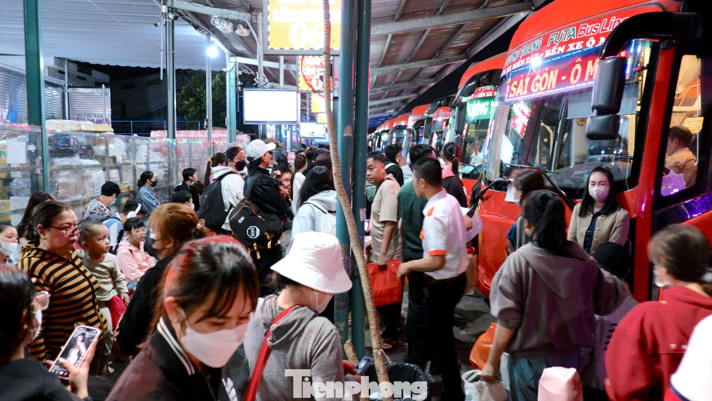Càng về sáng, lượng khách đổ về bến xe càng tăng.