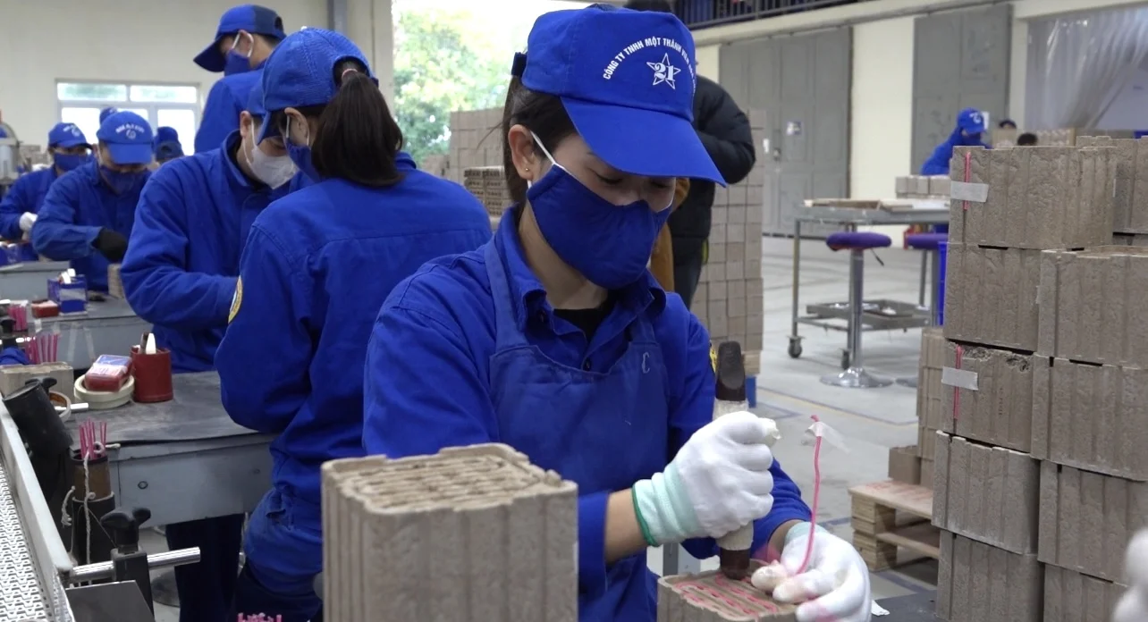 Phân xưởng sản xuất pháo hoa làm việc hết công suất. Ảnh: Đ.A