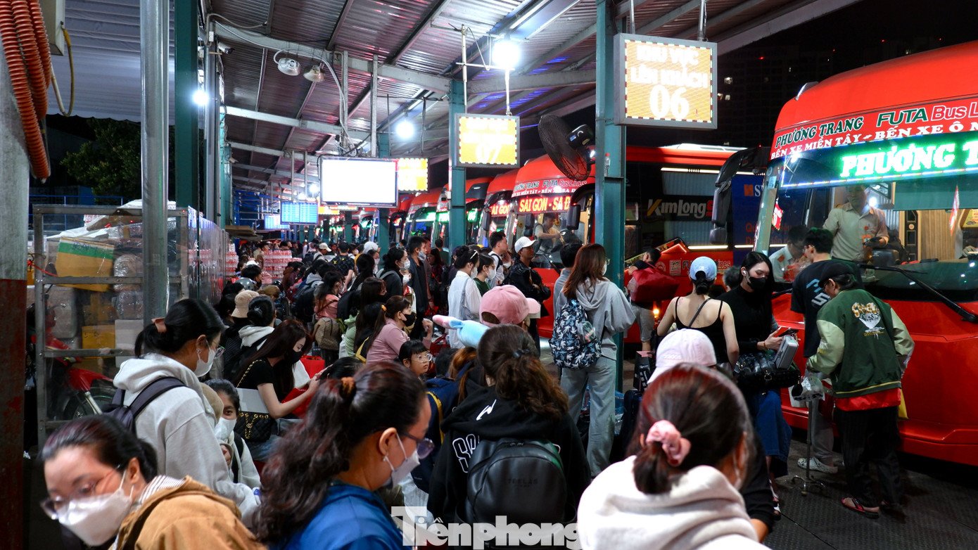 Càng về sáng, lượng khách đổ về bến xe càng tăng.