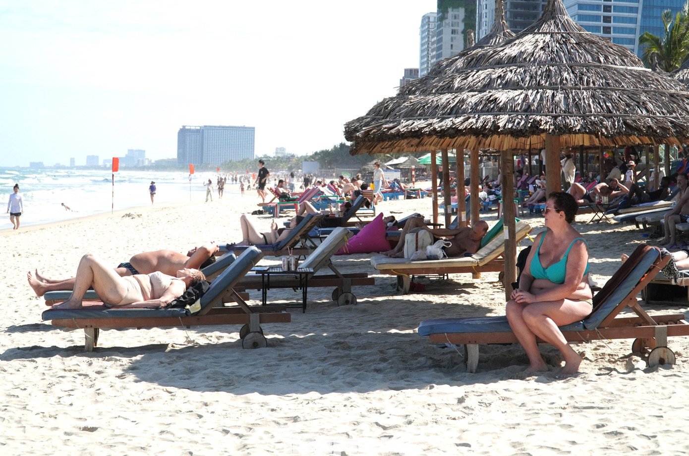 Anh Hoàng Anh - kinh doanh dịch vụ ẩm thực ven biển - cho hay, gần một tuần qua khách đến biển rất đông. Từ sau đại dịch COVID-19 đến nay, có lẽ đây là dịp gần Tết biển Đà Nẵng đón lượng khách đông nhất.