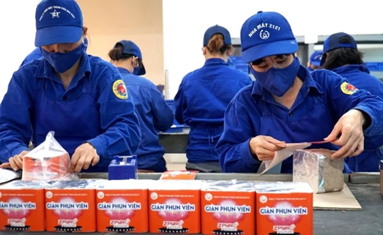 Phân xưởng sản xuất pháo hoa làm việc hết công suất. Ảnh: Đ.A