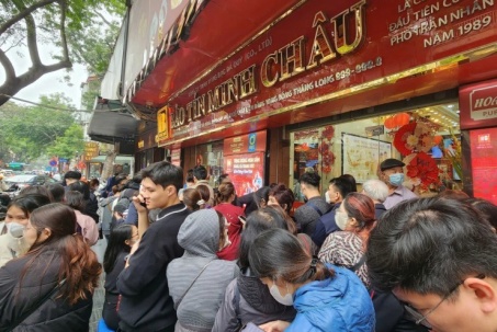 Giá vàng hôm nay mới nhất (13/2) giảm sâu: Người mua xếp hàng kín vỉa hè, nhà vàng vẫn bán "trên giấy"