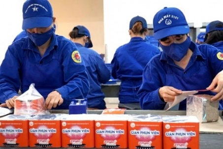 Bên trong nhà máy pháo hoa Z121 trước Tết: Sản xuất xuyên ca cho 12 triệu giàn, ra mắt pháo hoa 100 ống AI