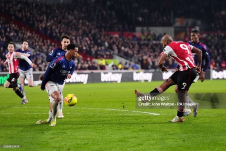 Nóng bảng xếp hạng Ngoại hạng Anh: Arsenal chịu sức ép dữ dội, khoảng cách chỉ 4 điểm