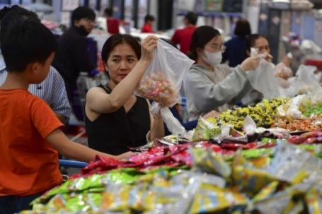 Người tiêu dùng cân nhắc từng đồng sắm Tết