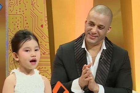 Từng phản đối dữ dội, bé gái khóc khi bạn trai của mẹ xách vali về Cuba