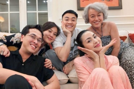 Ảnh sao 13/2: Tăng Thanh Hà đón Tết với hội bạn thân gần 20 năm