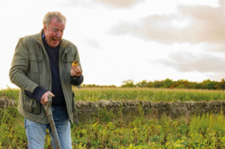 Triệu phú 65 tuổi lái Lamborghini đi cày ruộng khiến thế giới nhìn lại nghề nông