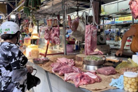 Giá thịt heo Tết ở chợ lẻ biến động mạnh