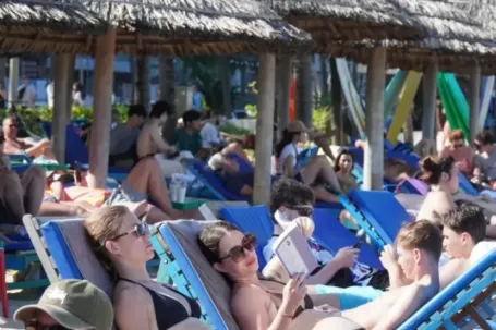 Khách Tây đổ ra biển Đà Nẵng đông không tưởng