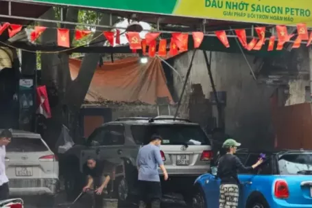 Dịch vụ rửa xe 'hốt bạc' dịp Tết