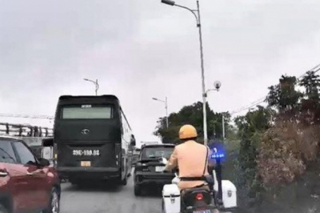 Đau quặn bụng trên xe giữa đường tắc kín, bệnh nhân được CSGT ứng cứu