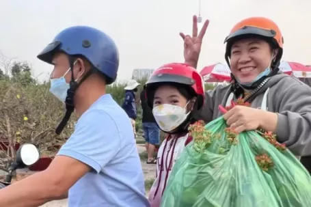 Giá rẻ khó tin: Hoa Tết chỉ 20.000 đồng/chậu ở TPHCM