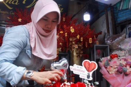 VIDEO: Valentine vào sát Tết, nhiều sạp hoa ở TPHCM đìu hiu
