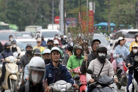 Chiều làm việc cuối trong năm, người dân ùn ùn đổ về bến xe, cửa ngõ Thủ đô