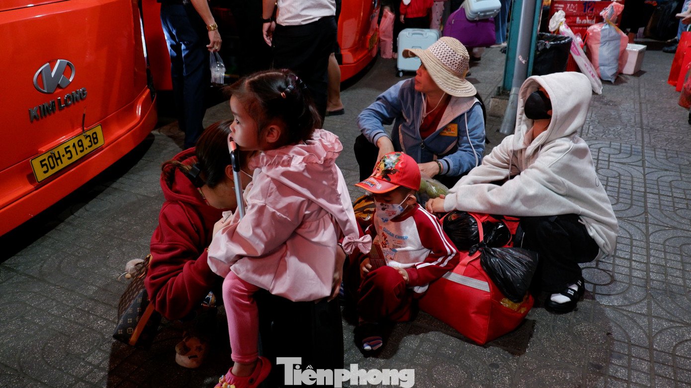 Trắng đêm ở bến xe Miền Tây: Hàng nghìn người chen chân chờ xe về quê đón Tết - 13