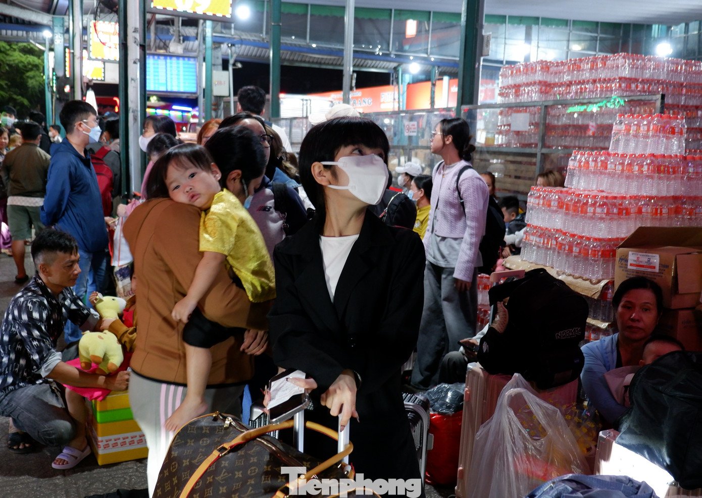 Trắng đêm ở bến xe Miền Tây: Hàng nghìn người chen chân chờ xe về quê đón Tết - 14