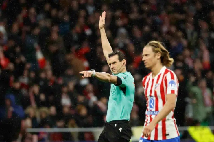 Trọng tài&nbsp;Juan Martinez Munuera mất 7 phút tham khảo VAR trước khi từ chối bàn thắng của Barca