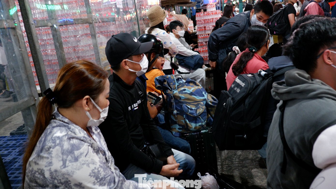 Hàng nghìn người chờ đến lượt lên xe về quê đón Tết.