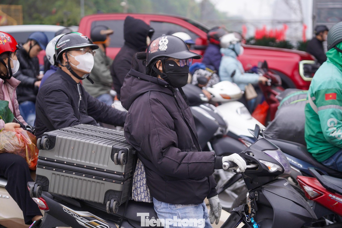 Vali, hàng hóa lỉnh kỉnh trên những chuyến xe rời phố - hình ảnh quen thuộc trong ngày làm việc cuối cùng trước kỳ nghỉ Tết.