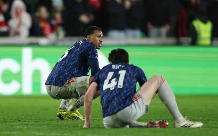 Gabriel tránh được án phạt nặng hơn sau pha vào bóng ở những phút cuối trong trận derby London với Brentford