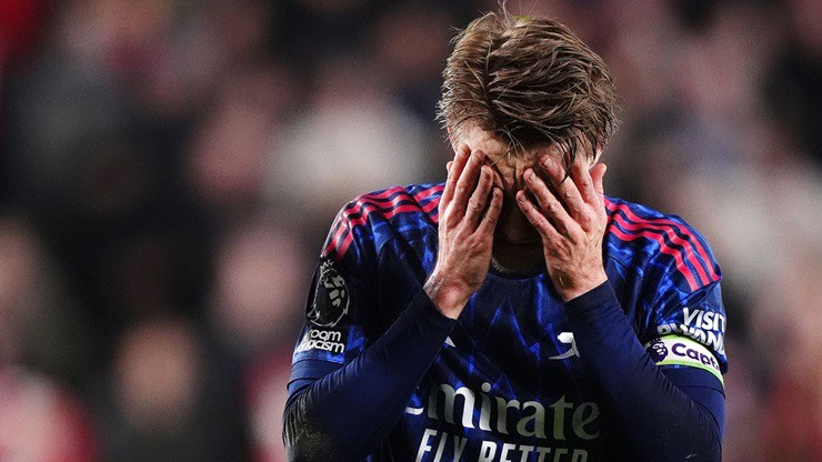 Martin Odegaard&nbsp;thể hiện sự thất vọng trong trận Arsenal hòa Brentford