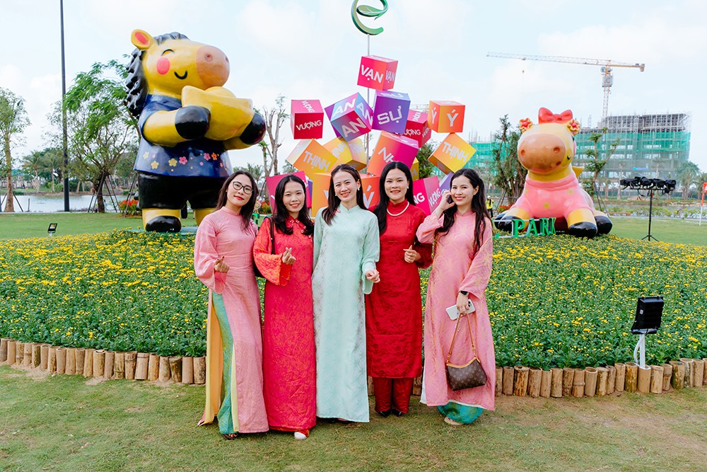 Không gian Tết tại Eco Central Park phù hợp để cư dân, du khách diện trang phục áo dài truyền thống