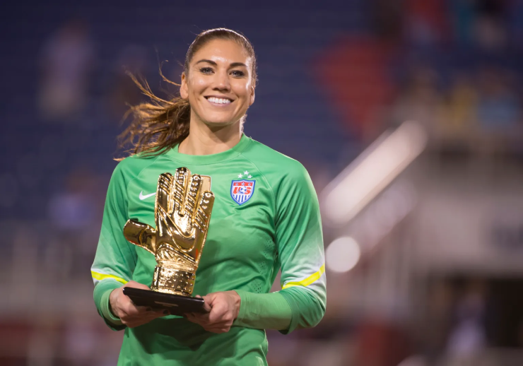 Hope Solo, cựu thủ môn tuyển Mỹ, thừa nhận từng lén đưa một người nổi tiếng vào phòng tại làng VĐV