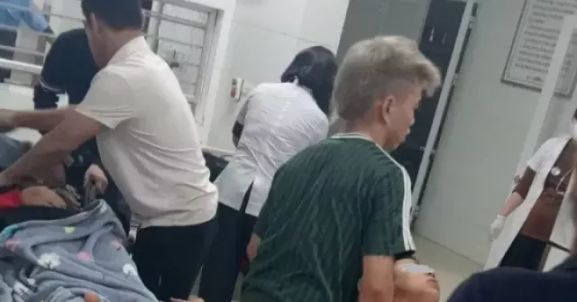 Dựng nêu đón Tết, 3 người bị điện giật nguy kịch