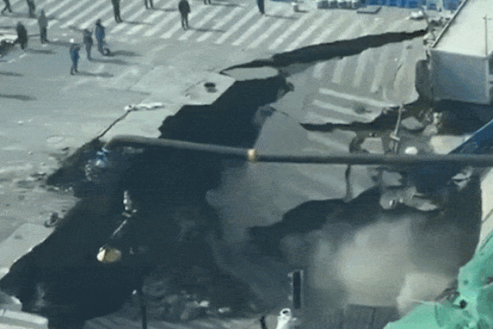 Hố sụt 'nuốt chửng' con đường ở Trung Quốc