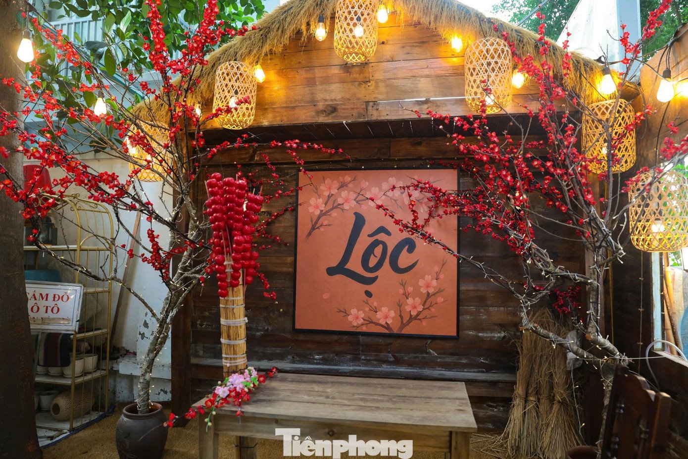 Giới trẻ Thủ đô check-in quán cà phê như ‘phim trường Tết’ - 5