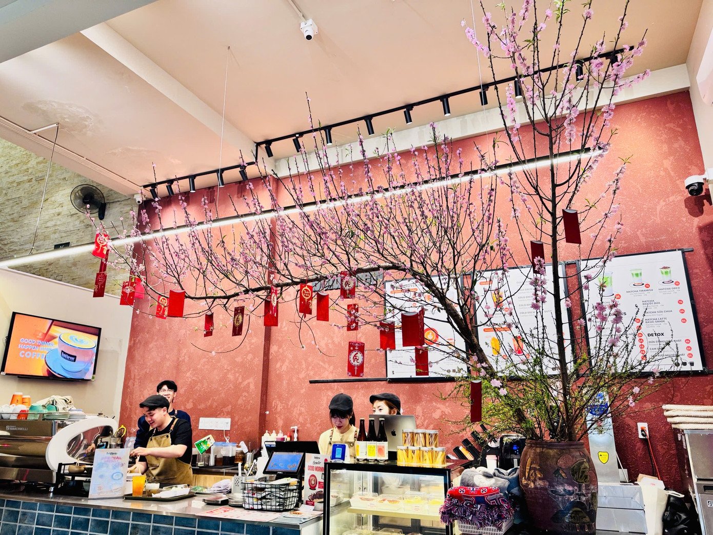 Giới trẻ Thủ đô check-in quán cà phê như ‘phim trường Tết’ - 17