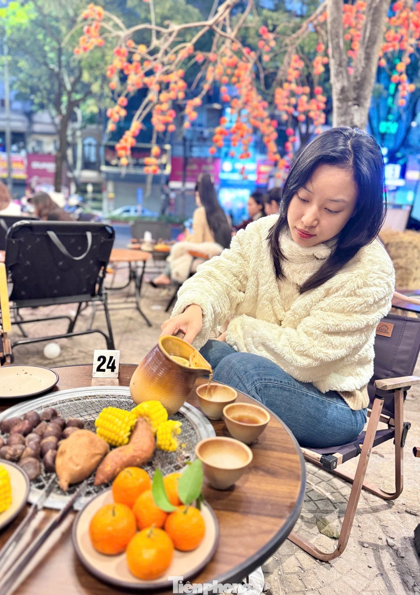 Giới trẻ Thủ đô check-in quán cà phê như ‘phim trường Tết’ - 11