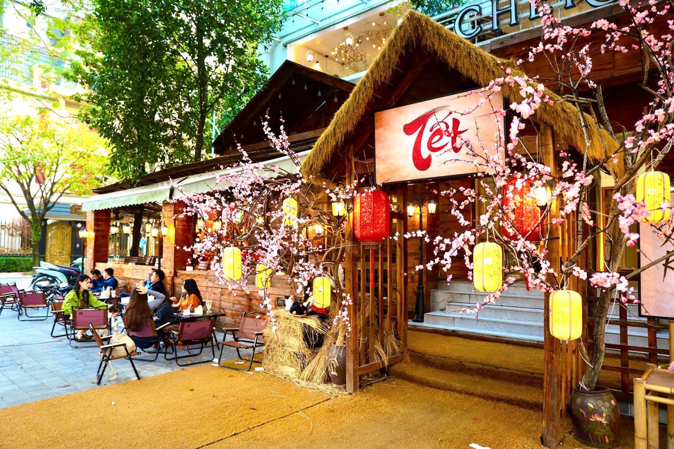 Giới trẻ Thủ đô check-in quán cà phê như ‘phim trường Tết’ - 18