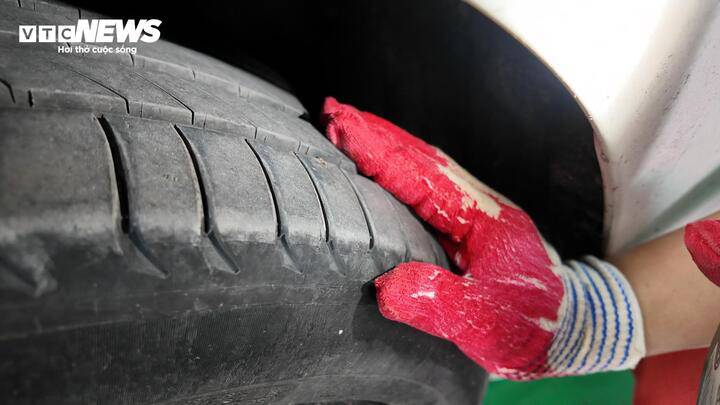 Kiểm tra độ mòn của lốp. (Ảnh: Kỳ Anh)