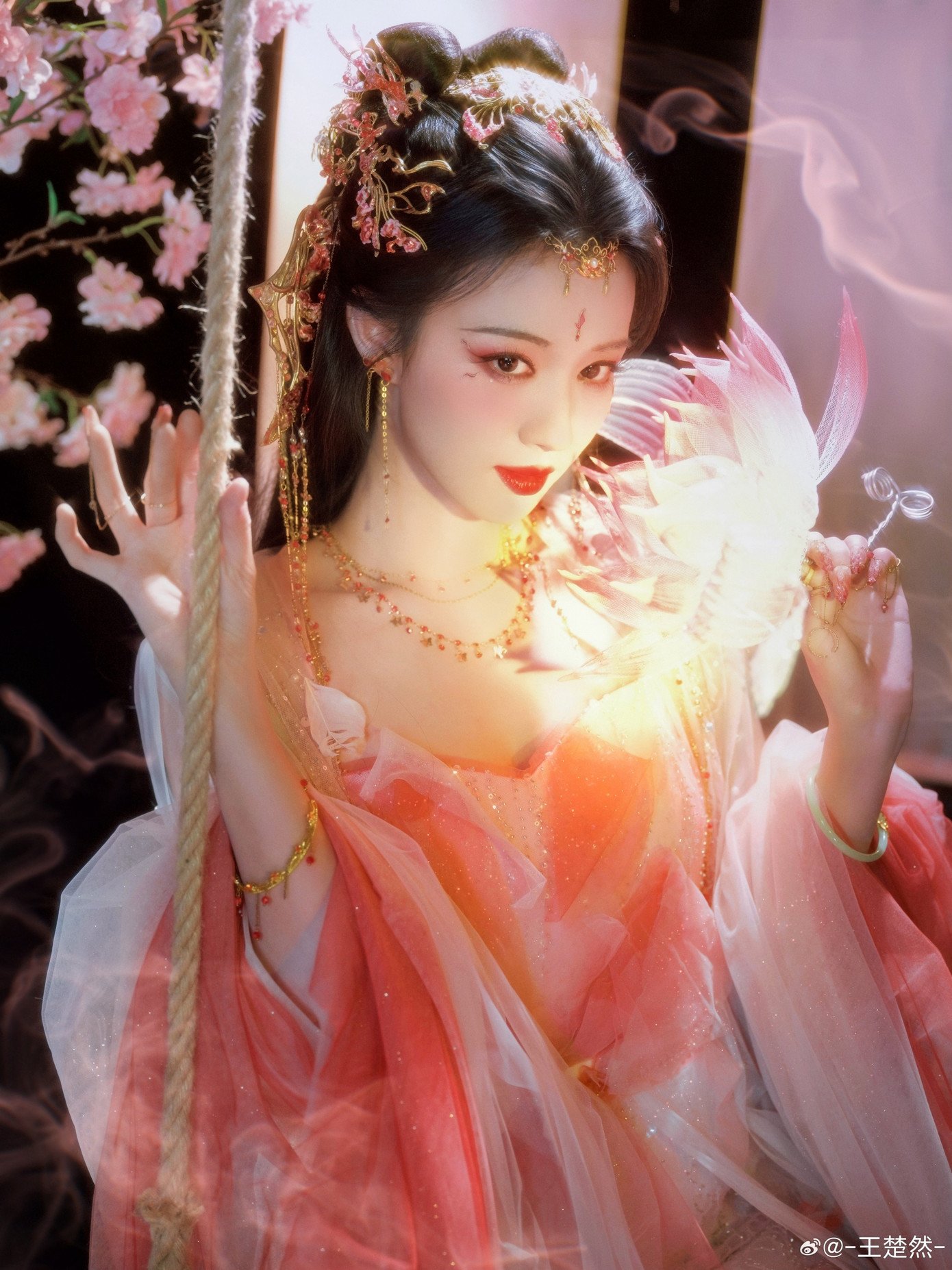 Vương Sở Nhiên xinh đẹp, quyến rũ trong vai yêu phi.