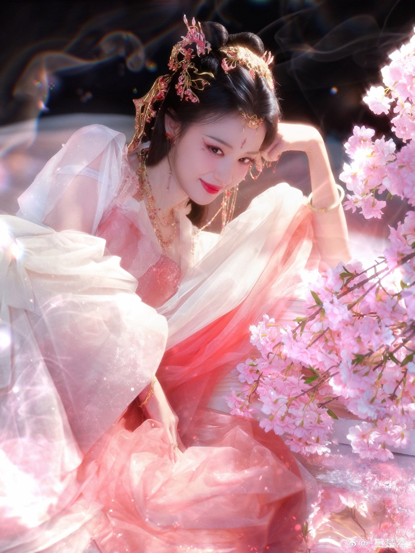 Vương Sở Nhiên xinh đẹp, quyến rũ trong vai yêu phi.