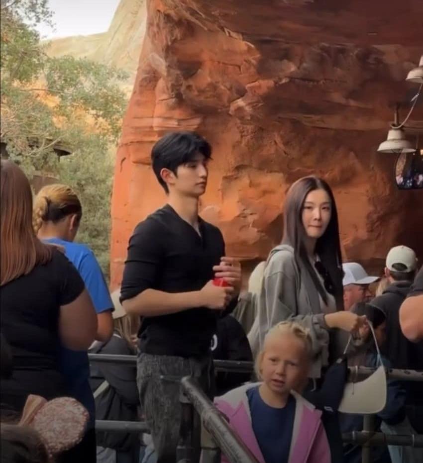 Lee Sung Hun tay trong tay cô gái lạ mặt dạo chơi ở Disneyland, Mỹ.