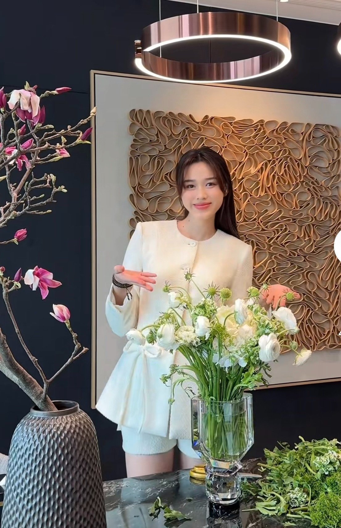 Phản ứng tinh tế của Hoa hậu Đỗ Thị Hà trước nhận xét “chỉ vào bếp làm màu” - 1