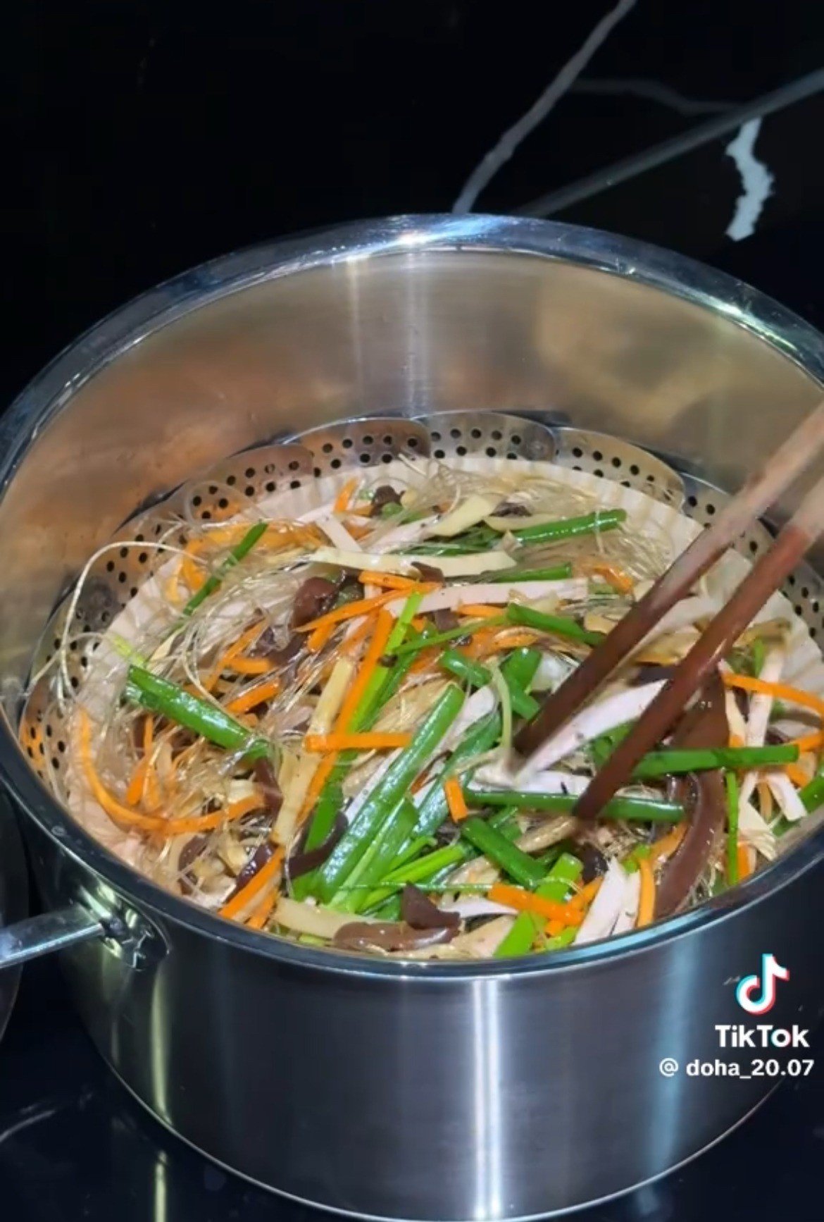 Phản ứng tinh tế của Hoa hậu Đỗ Thị Hà trước nhận xét “chỉ vào bếp làm màu” - 5