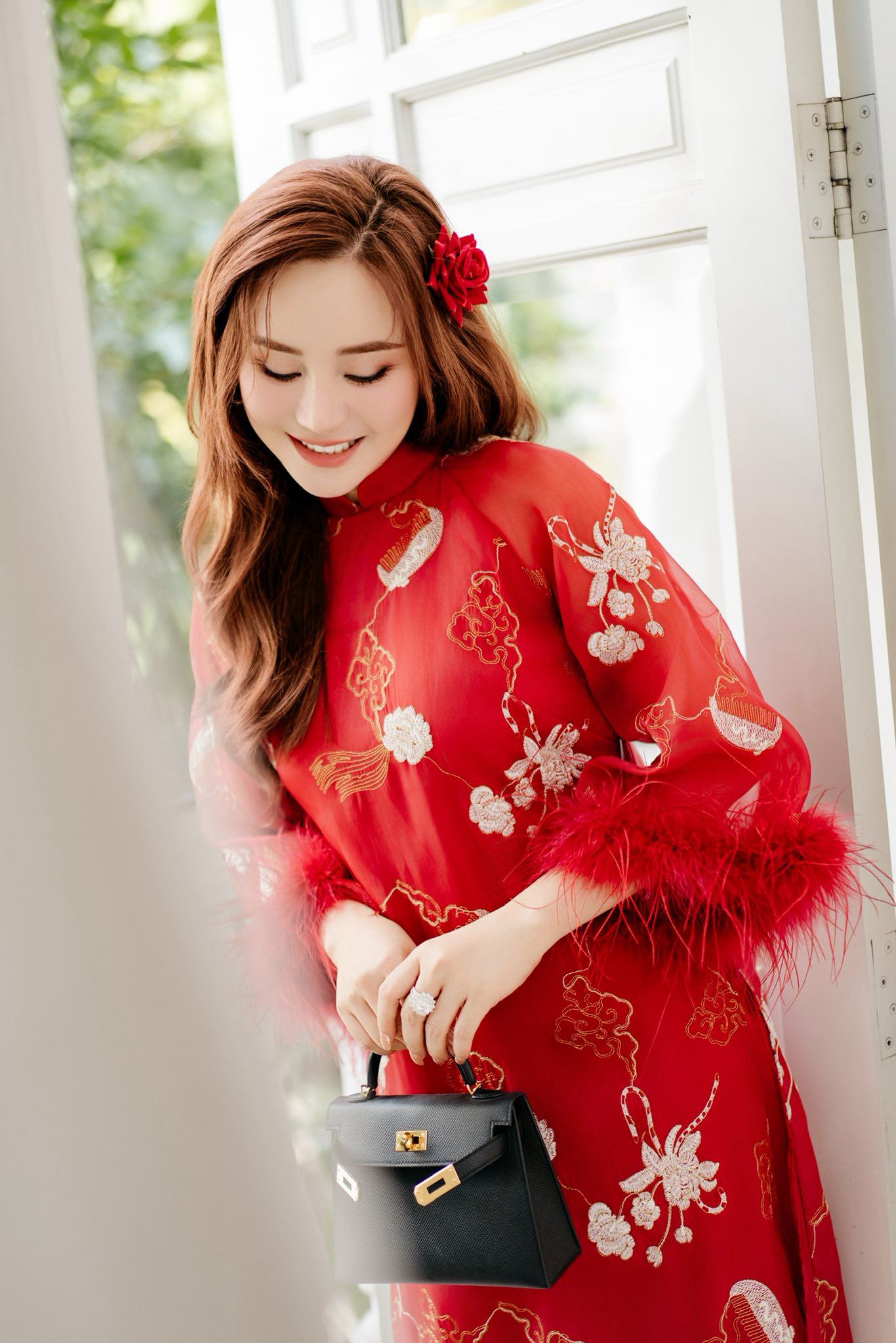 Vy Oanh gây thương nhớ với nhan sắc không tuổi trong tà áo dài.