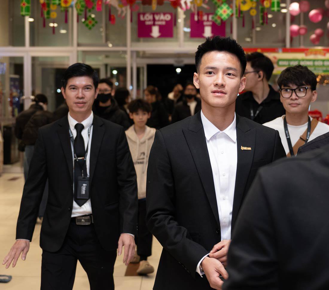 Thanh Nhàn được người hâm mộ chào đón khi xuất hiện tại buổi giao lưu với khán giả ở Hà Nội