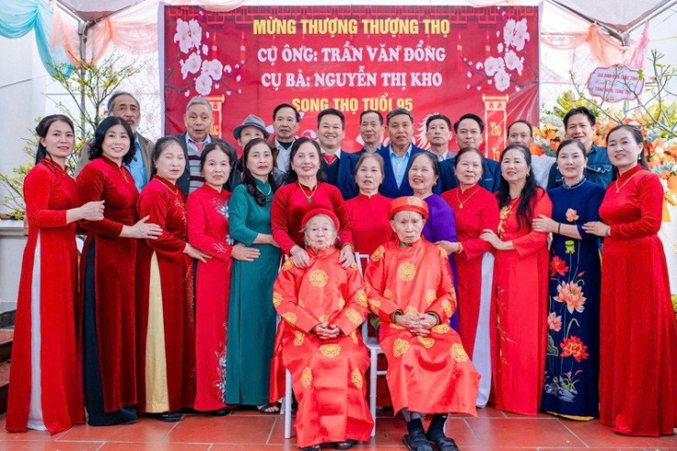 Vợ chồng cụ Đổng bên các con trai, gái, dâu, rể