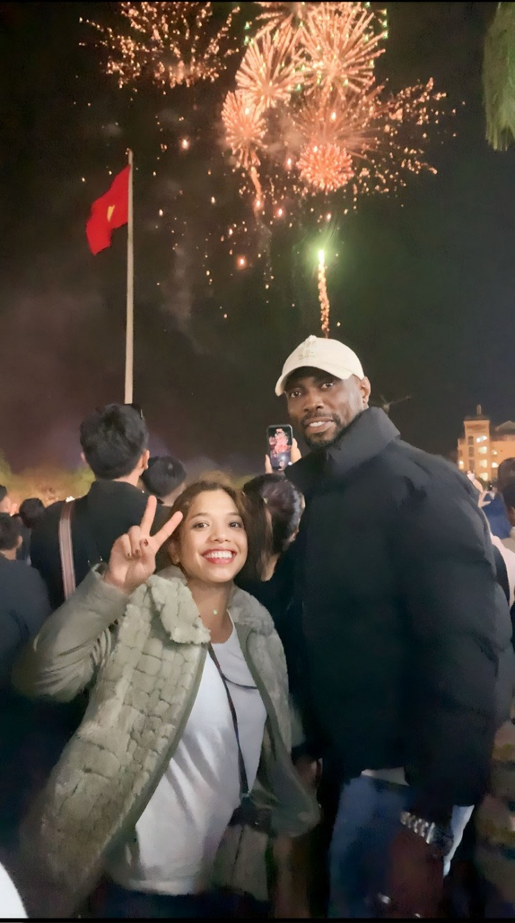 Vợ chồng Byă cùng ngắm pháo hoa đón chào năm mới dịp Tết 2025