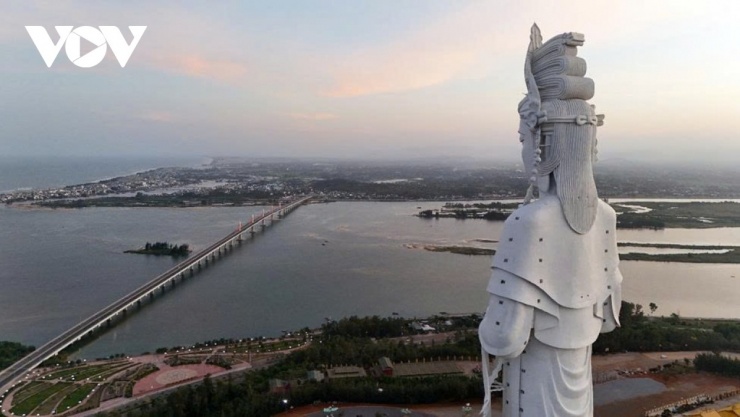 Núi Thiên Mã tọa lạc tại xã Tịnh Khê, vươn mình ở độ cao 75m so với mực nước biển. Đây là một mắt xích quan trọng trong cụm “Tam Thiên” - Thiên Ấn, Thiên Bút và Thiên Mã - thế chân kiềng tâm linh bảo hộ vùng hạ lưu sông Trà Khúc trước khi đổ ra biển Đông. Nếu Thiên Ấn nổi danh với “Đệ nhất thắng cảnh” và giá trị lịch sử, Thiên Bút tượng trưng cho truyền thống văn chương, thì Thiên Mã đang được định vị là biểu tượng của lòng từ bi thông qua sự hiện diện của đại tượng Quan Thế Âm hướng ra biển Đông.