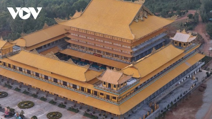 Từ đỉnh núi Thiên Mã, có thể phóng tầm mắt ra trung tâm thành phố Quảng Ngãi, khu kinh tế Dung Quất và cầu Cổ Lũy. Xa xa là đảo Lý Sơn thấp thoáng giữa biển trời. Thế “tọa sơn hướng thủy” mang giá trị phong thủy, đồng thời tạo lợi thế hình thành hệ sinh thái du lịch tâm linh gắn với biển đảo.