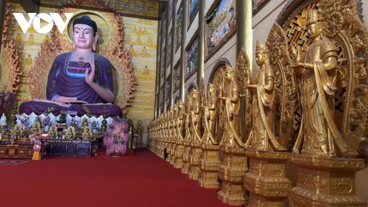 Dạo bước giữa Đại Hùng Bảo Điện, du khách sẽ bị ấn tượng bởi 64 bức phù điêu tái hiện trọn vẹn cuộc đời Đức Phật được chạm khắc dọc hai bức tường, toát lên vẻ tịnh độ và uy nghiêm. Nối tiếp đó là dãy lan can dài kỷ lục hơn 1.000m - nơi khách tham quan có thể vừa thong dong tản bộ, tận hưởng làn gió biển.