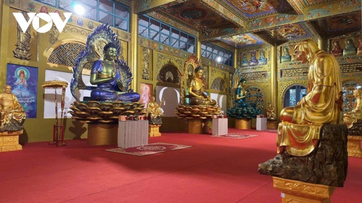 Hệ thống lan can dài hơn 1.000m bao quanh chánh điện mở ra không gian tản bộ rộng rãi. Từ đây có thể chiêm ngưỡng biển xanh mênh mông, đảo Lý Sơn xa mờ và vùng quê Quảng Ngãi thanh bình.