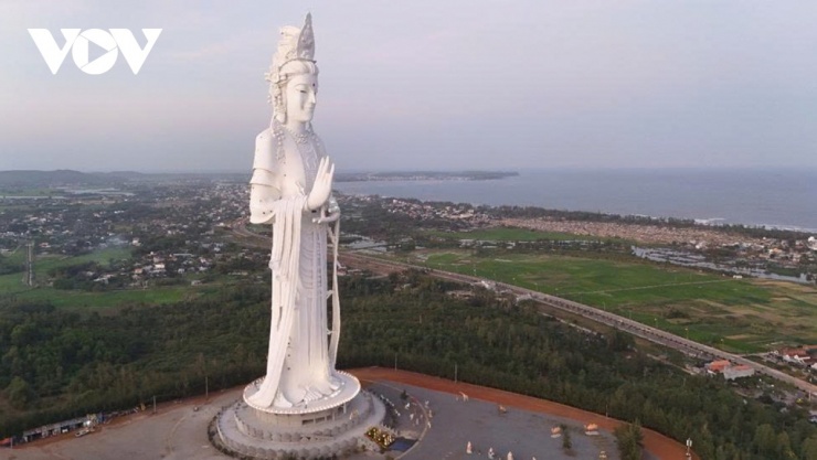 Sau ba năm thi công, tượng đã hoàn thiện đến độ cao 70m, vươn mình giữa trời xanh như gửi gắm thông điệp từ bi, cứu khổ cứu nạn. Không chỉ có tượng Phật Quan Âm, chùa còn sở hữu khuôn viên gần 10ha thoáng rộng, được bài trí hài hòa với thiên nhiên, mang lại cảm giác thanh tịnh ngay từ những bước chân đầu tiên.